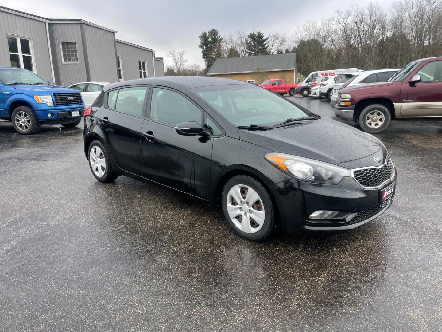 2016 Black /Black Kia Forte 5-Door LX (KNAFK5A8XG5) with an 2.0L I4 DOHC 16V engine, 6-Speed Automatic transmission, located at 547 E. Main St., Orwell, OH, 44076, (440) 437-5893, 41.535435, -80.847855 - This 2016 Kia Forte 5-Door with a 2.0 GDI engine and 6-speed automatic transmission provides a balanced blend of performance and efficiency, making it a compelling choice for those seeking a practical yet enjoyable driving experience. It is well-equipped with modern safety and comfort features, incl - Photo#13